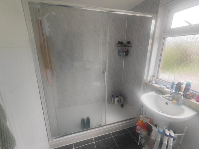 Downstairs Double Bedroom available! Main Photo