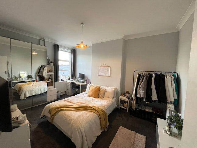 1 Room Available in a Beautiful 3-Bed Flat🌟 Main Photo