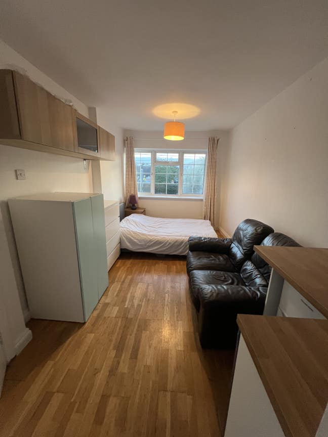 Refurbished Studio Flat Reading Road, Winnetrsh Main Photo