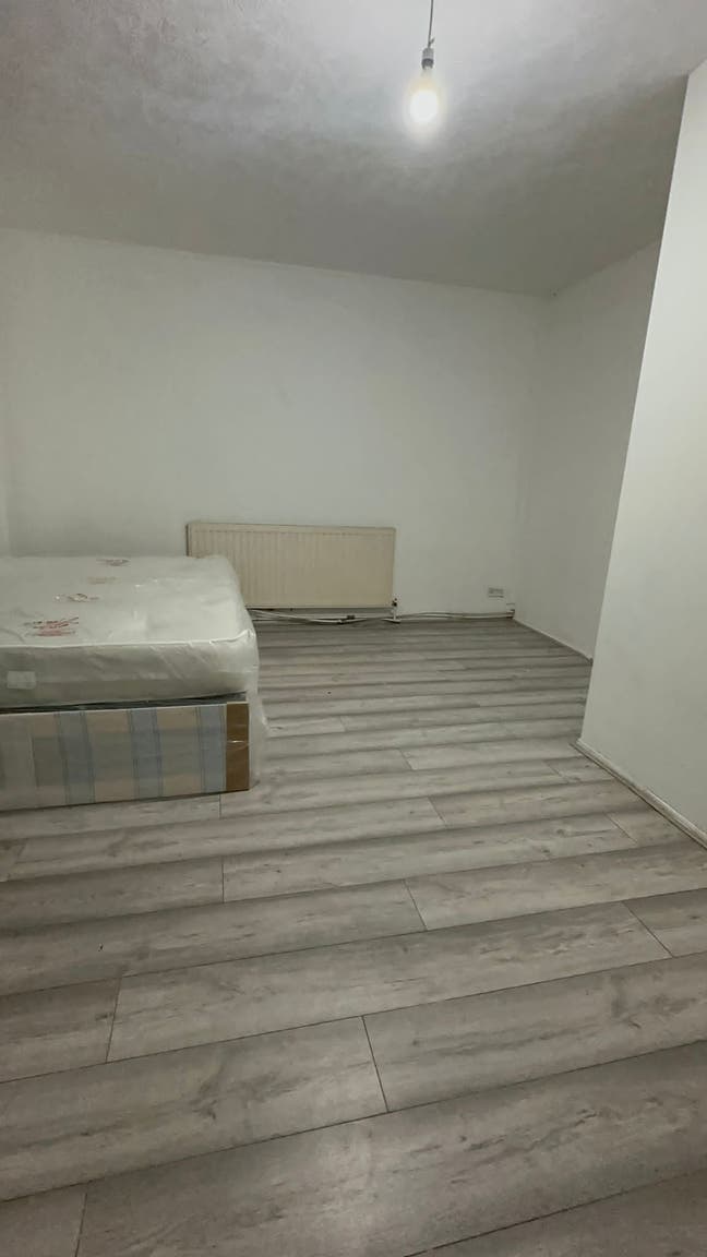 Five bedroom House available with bills E6  Main Photo