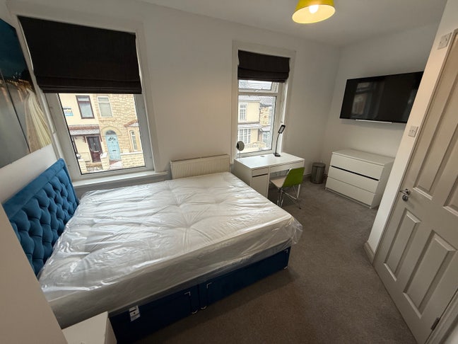 One double room now free in Town Centre Main Photo