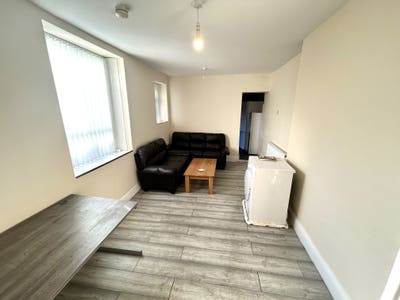 ** Available March 2026** 5 Bedroom Student House  Main Photo