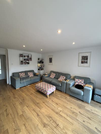 Bright Double Bedroom in Cobham Main Photo