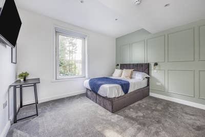 Spacious Modern En-Suite Room | North End Main Photo