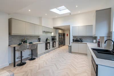 Luxurious, Brand New, Stylish Double Room with En- Main Photo