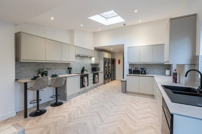 Luxurious, Brand New, Stylish Double Room with En- Main Photo