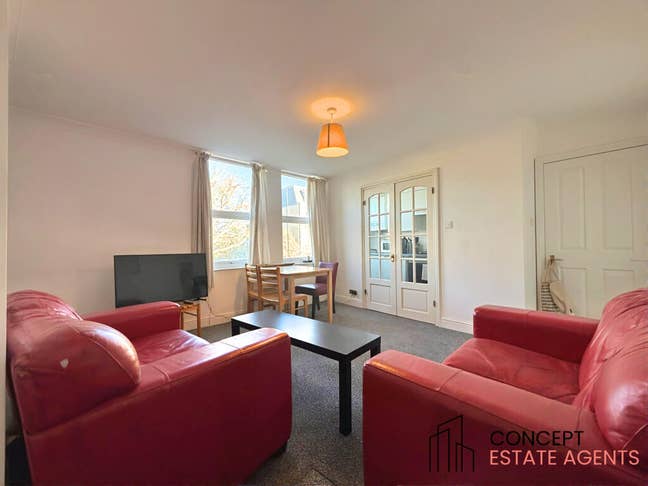 Spacious 3 Bedroom Flat Minutes From Station- SW17 Main Photo