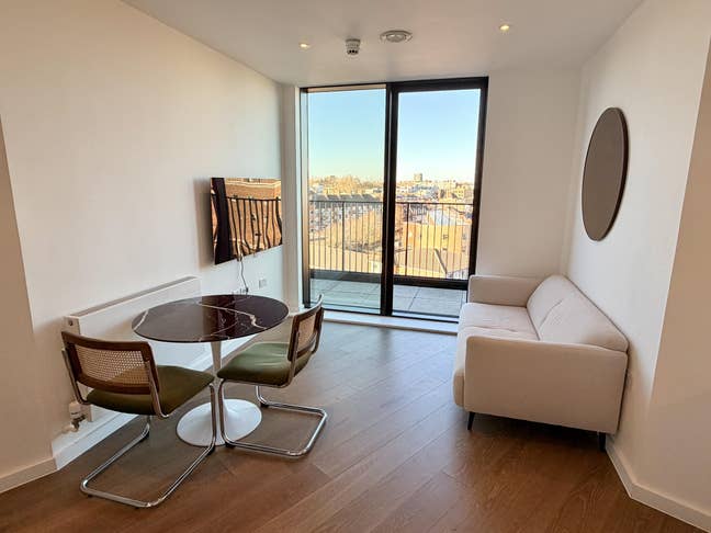 Modern 1-Bedroom Flat in Canary Wharf Main Photo