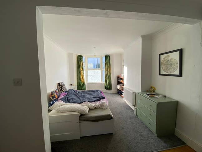 Rooms and studio with kitchen/s available Main Photo