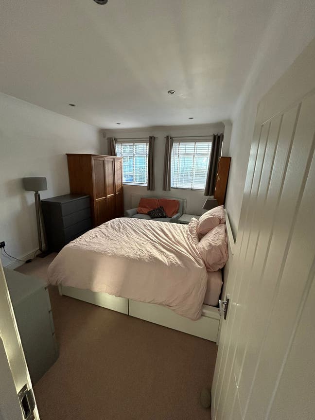 Bright double bedroom /w modern amenities Main Photo