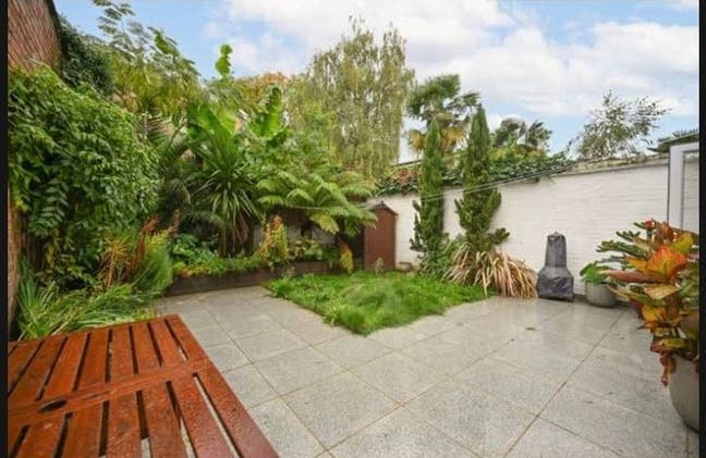 Bright double bedroom /w modern amenities Main Photo