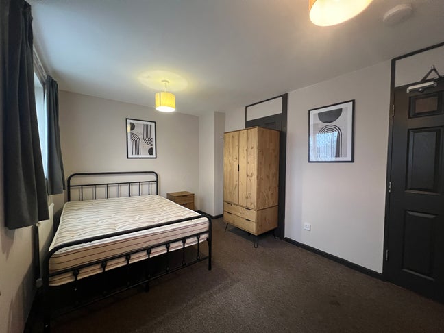 Refurbished Large Double Room  Main Photo
