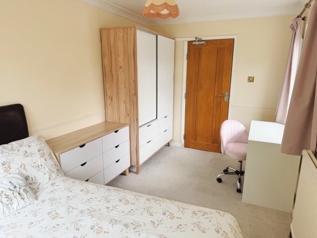 Large Double Room Close to City Centre Main Photo