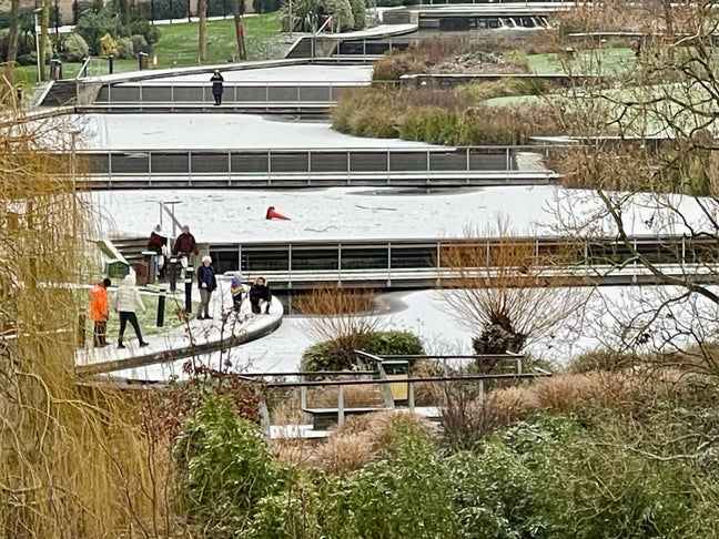 Luxe 2 bedroom apartment - Walk to two stations   Main Photo