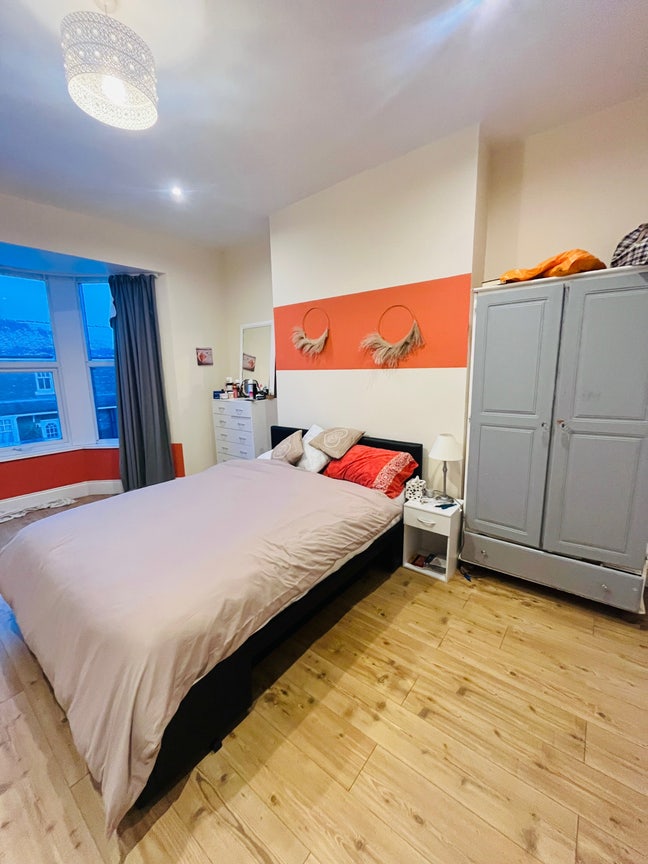 Female only 3 bedroom house, NE6  Main Photo