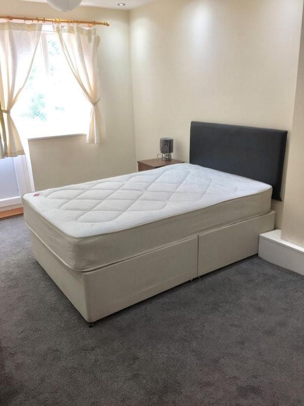 Super large en-suite room, close to Heathrow. Main Photo