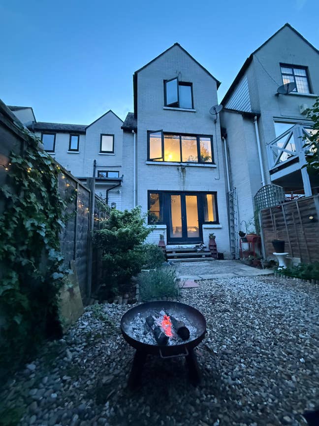 Furnished Spacious Room for Rent with Backyard Acc Main Photo