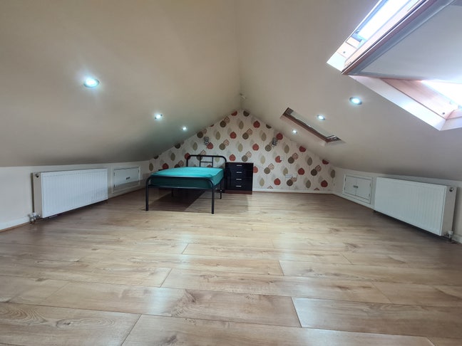Loft Room - Females Preferred (&pound;540 Pcm) Near Stat Main Photo