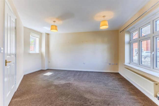 Double Bedroom in 3 Bed House Main Photo