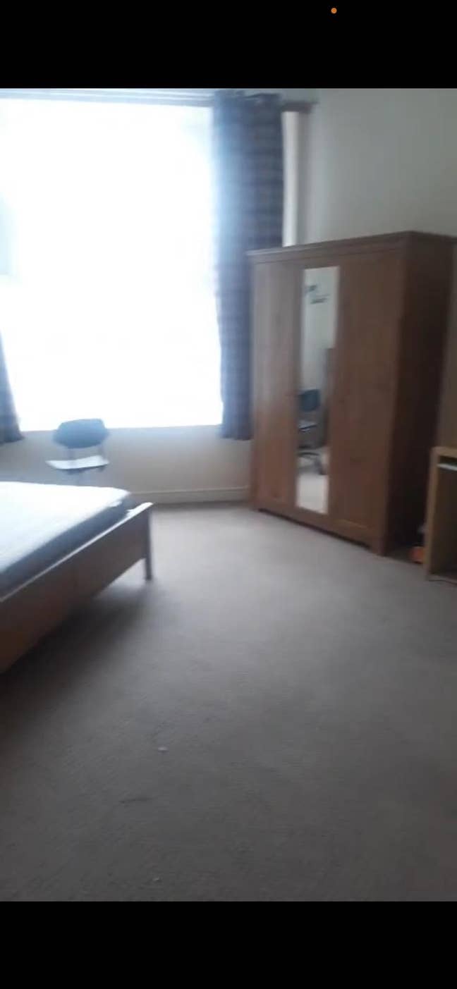 A Rooom available in a flat  Main Photo