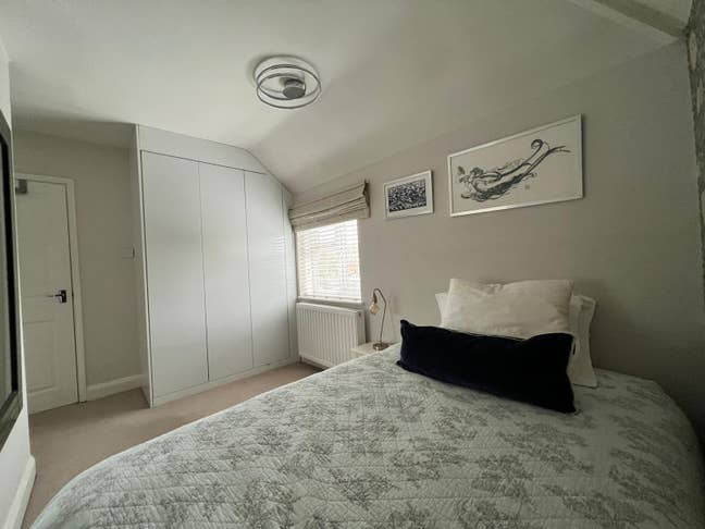 A cosy room with a double bed Main Photo