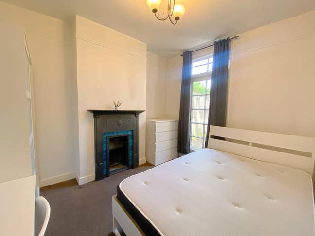 Lovely Double with Private Garden Access! Main Photo