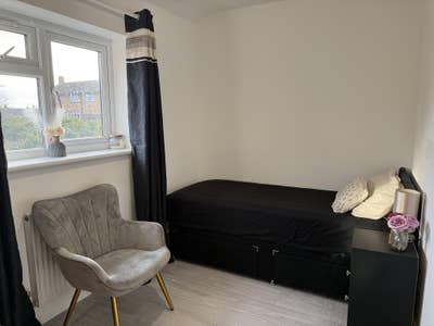 Single room near Heathrow  Main Photo