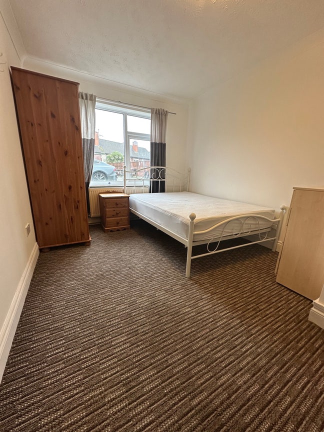 Room to rent available  Main Photo