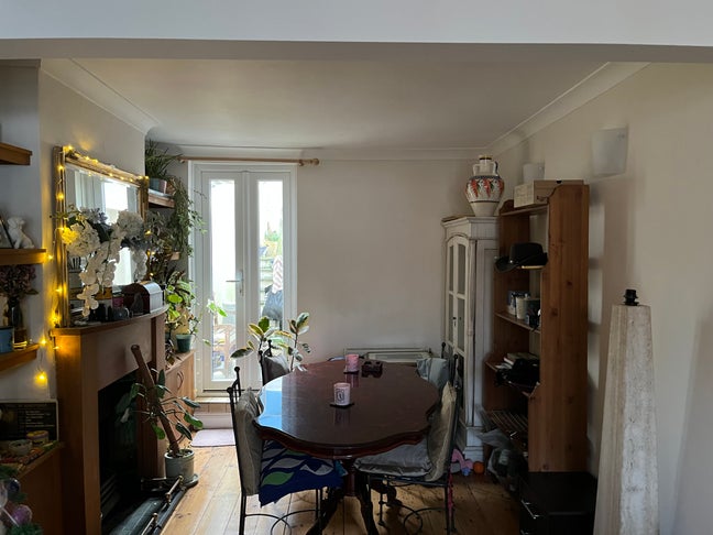 Lovely shared home with double bed room Main Photo