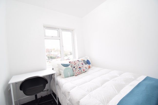 Room in a Modern House /  Wembley !  Main Photo