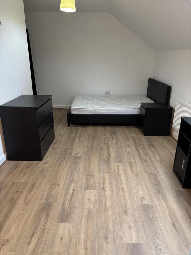 Amazingly spacious double room with ensuite  Main Photo