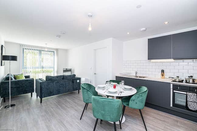 Ensuite double room in modern Manchester flat Main Photo