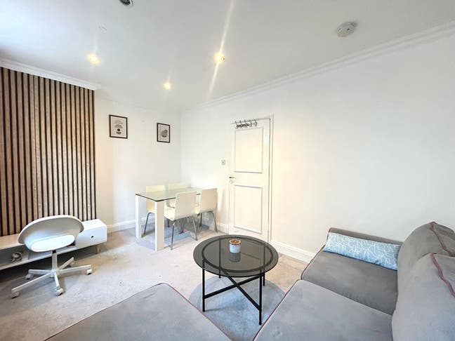 Beautiful 1 bedroom close to earls court Main Photo