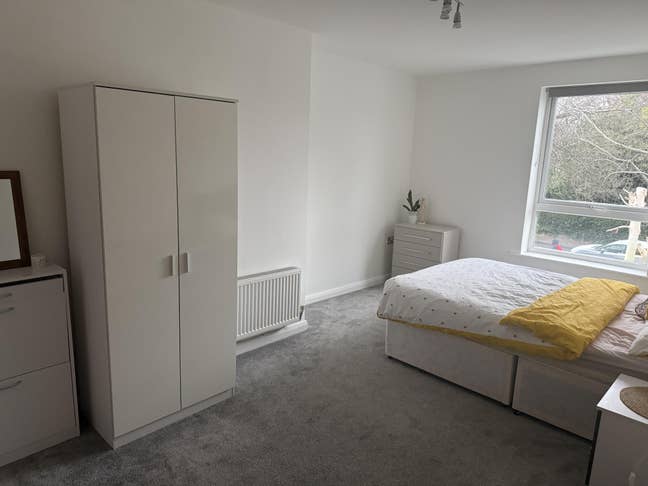 Spacious king room with ensuite  Main Photo