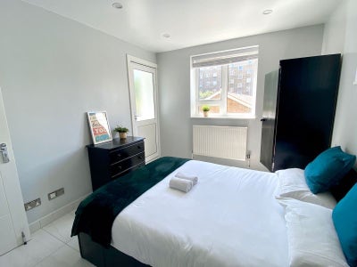 +Zone 1+Room W/ Balcony in a 3 Bedflat! Bills Inc Main Photo