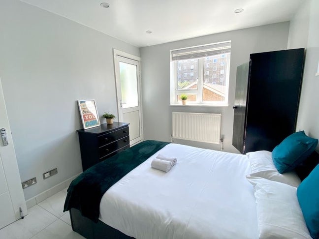 +Zone 1+Room W/ Balcony in a 3 Bedflat! Bills Inc Main Photo