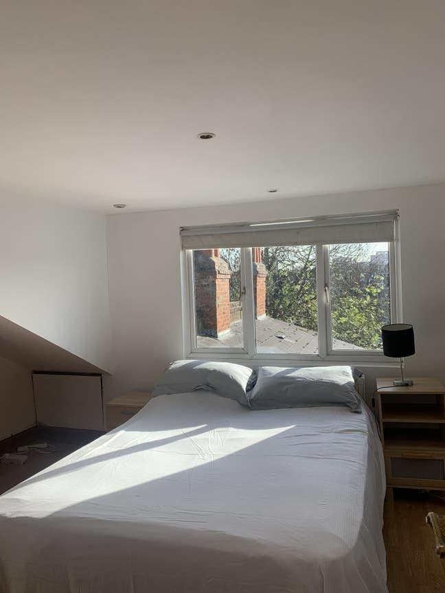 Large en suite room to let with lots of wardrobe Main Photo