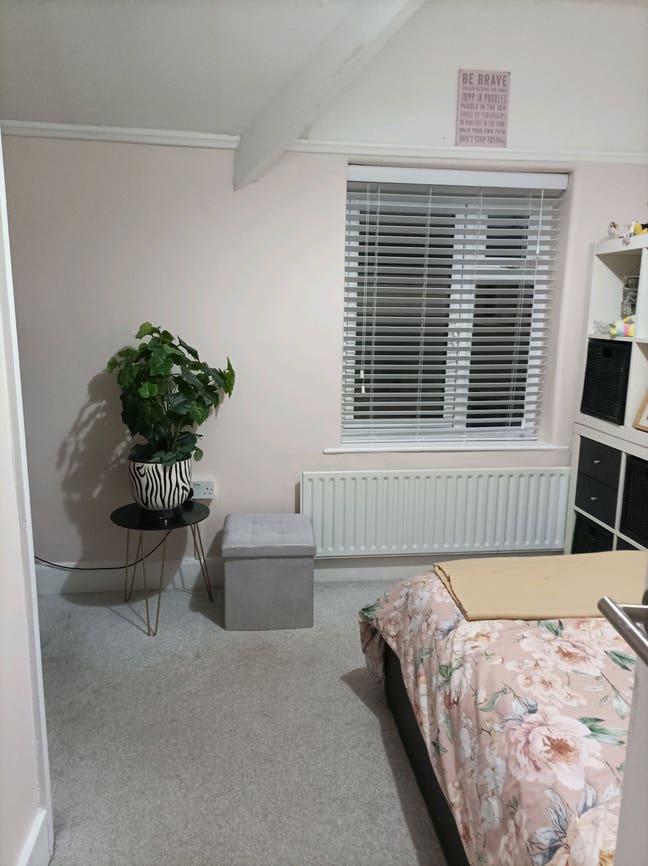 Room to let in family home Main Photo