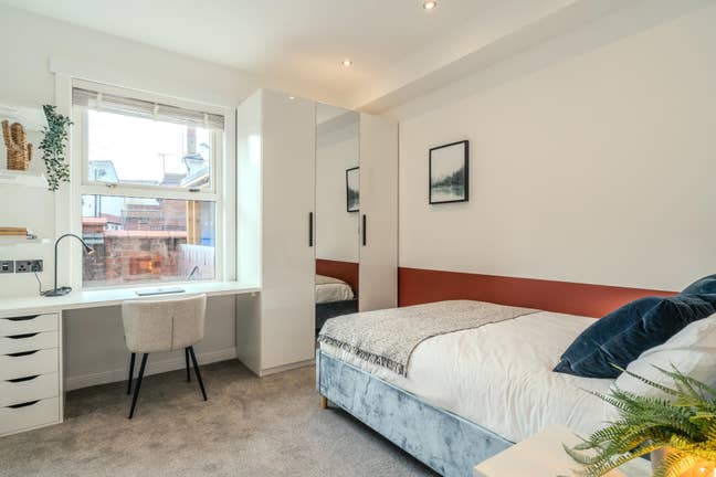 Large Luxury Double Bedroom with En-suite Main Photo