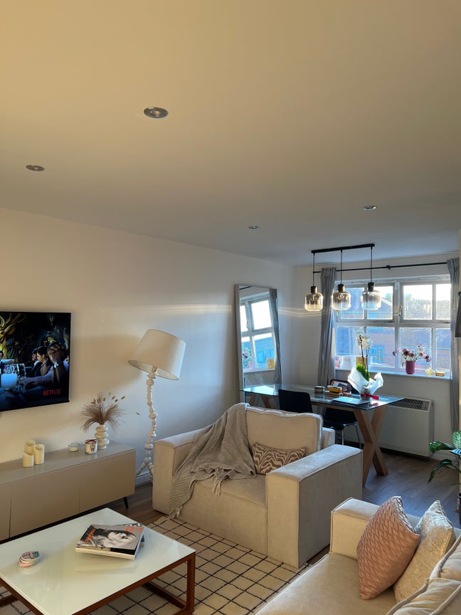 Room available in modern 2 bedroom flat Main Photo