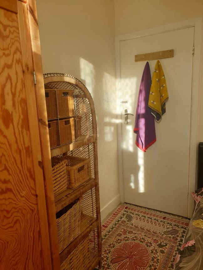 On Devizes Rd; R1/R10 to centre 10 mins; Parking Main Photo