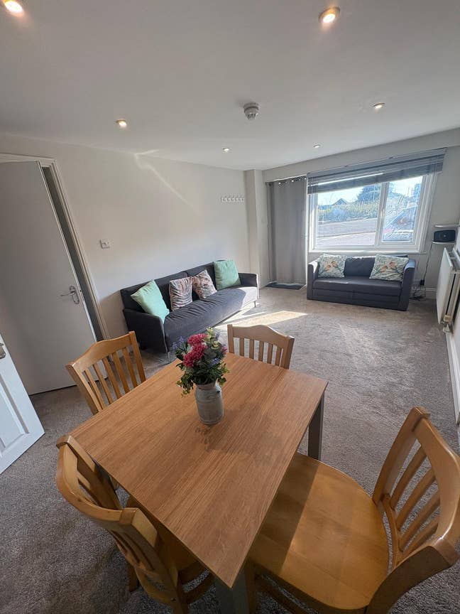 Seafront Holiday/ short-term flat & Free parking Main Photo