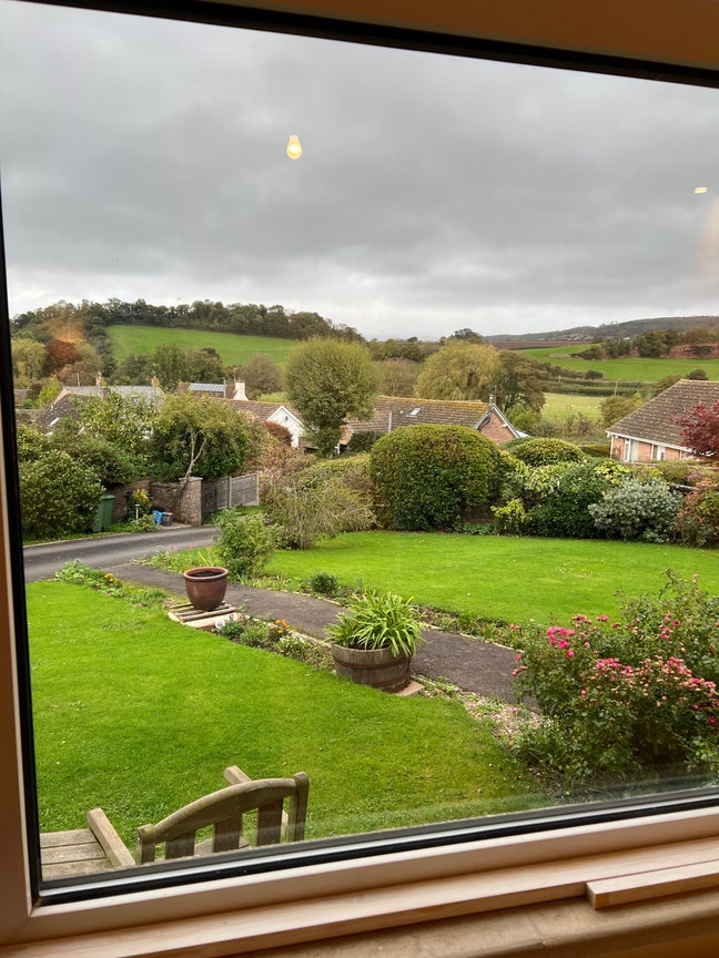 Self contained en suite and kitchenette Main Photo