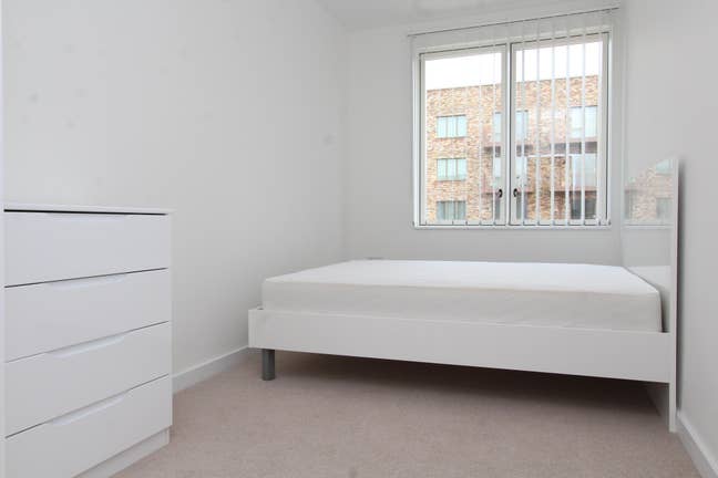 Furnished Room Available in Modern Flat Main Photo