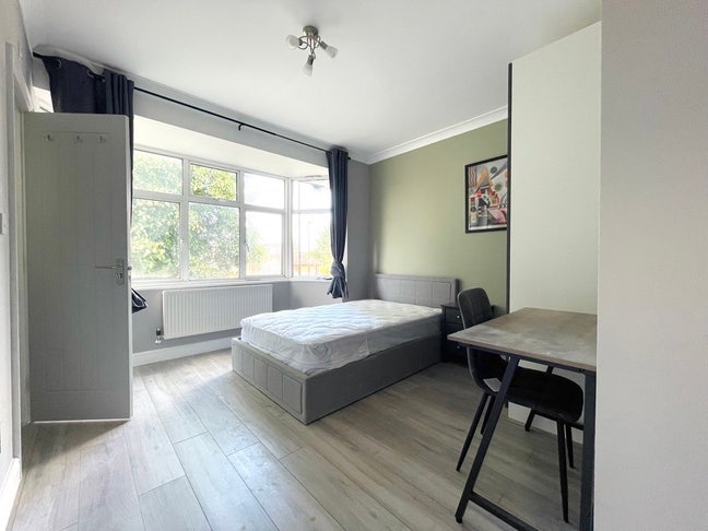 Modern En-Suite next to tube station Main Photo