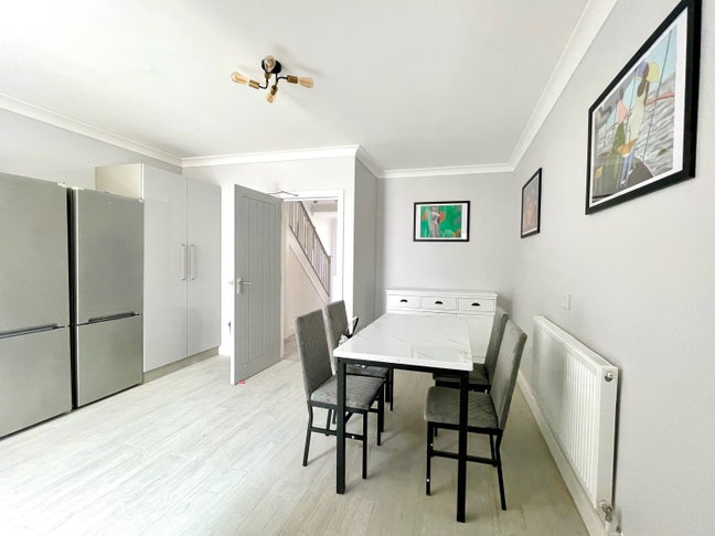 Modern En-Suite | 5 mins to Central & Izzy line Main Photo