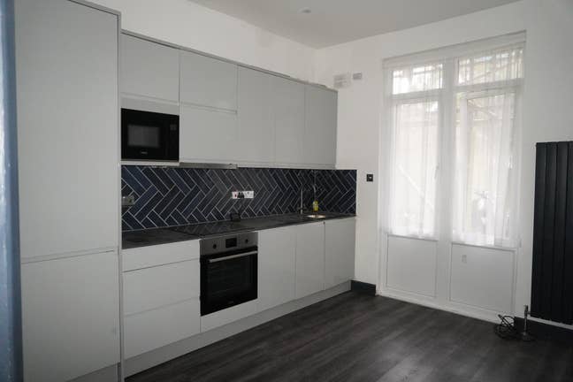 Modern 1-Bed Flat in Central Ealing, Offering a Br Main Photo