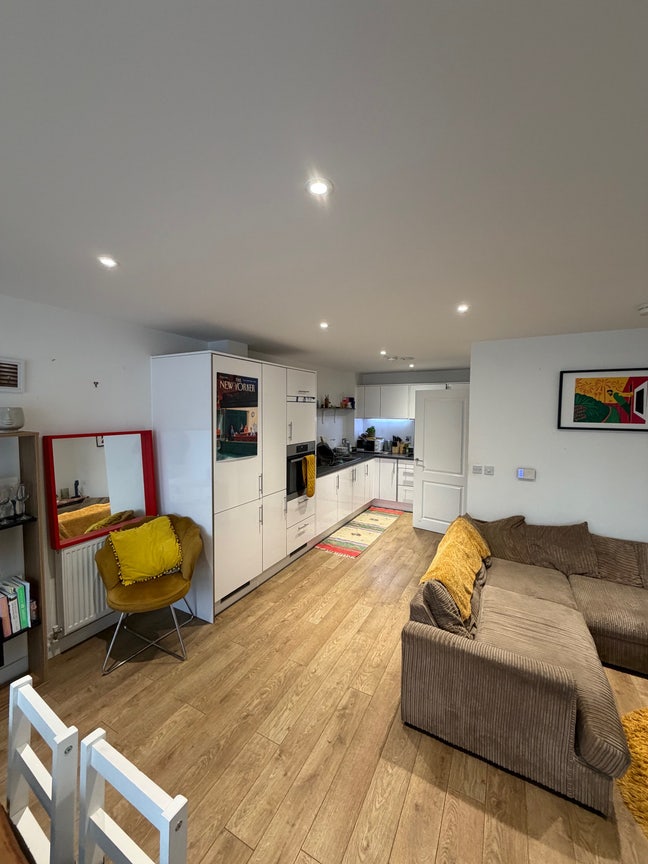 Great Value Room in a lovely modern flat Main Photo