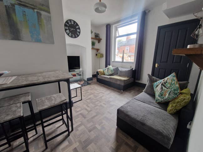 Ensuite rooms 1st month half price.4 mins walk DM Main Photo