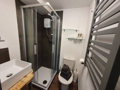 Ensuite 1st month half price⬇️.4 mins walk DM Main Photo